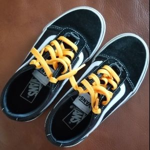 Black & white low top Vans